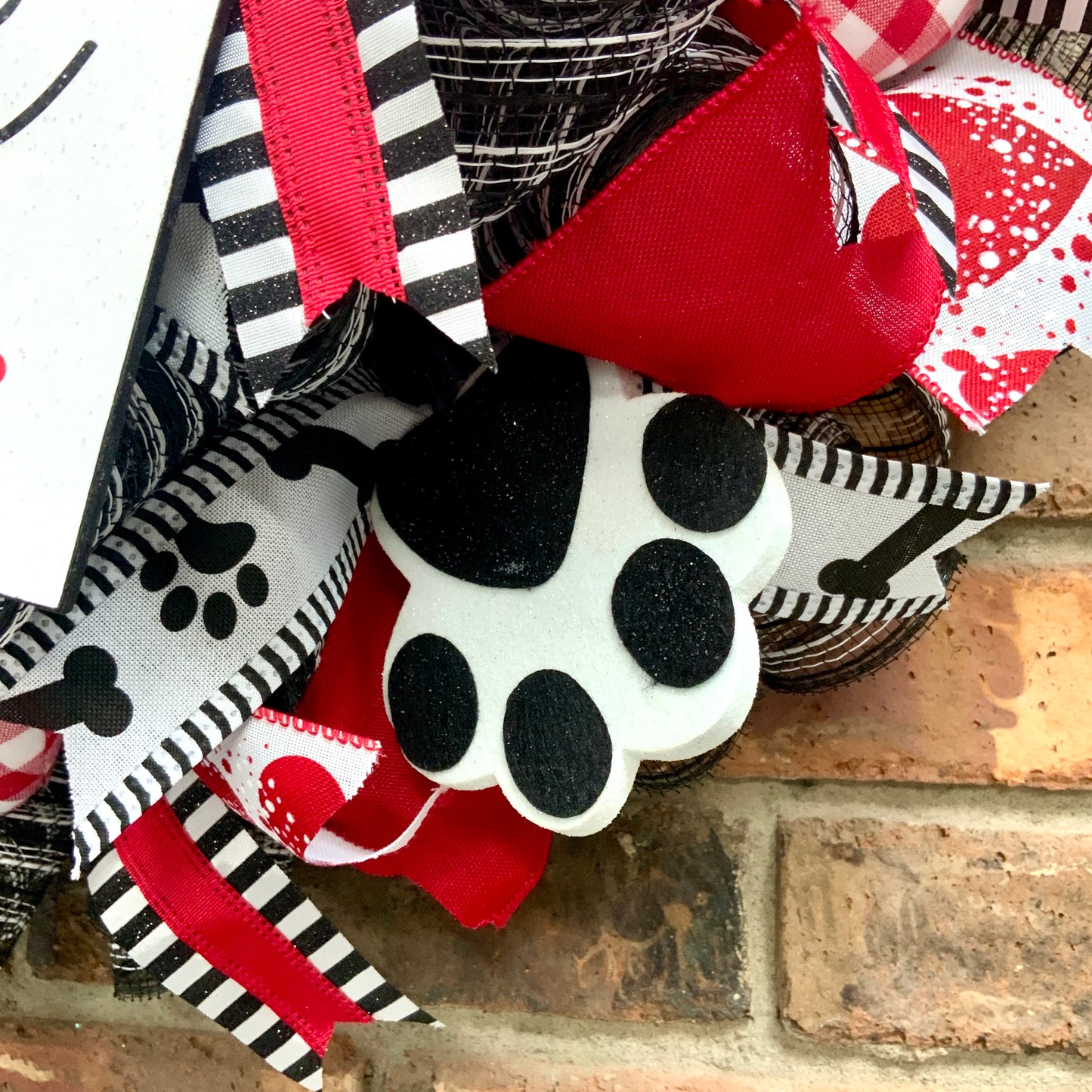 Dog Love Wreath, Dog Wreath, Dog Door Hanger, Valentines Day Dog Wreath, Dog Kisses Wreath, Puppy Love Wreath