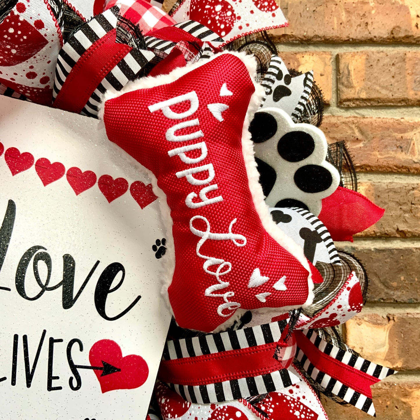 Dog Love Wreath, Dog Wreath, Dog Door Hanger, Valentines Day Dog Wreath, Dog Kisses Wreath, Puppy Love Wreath