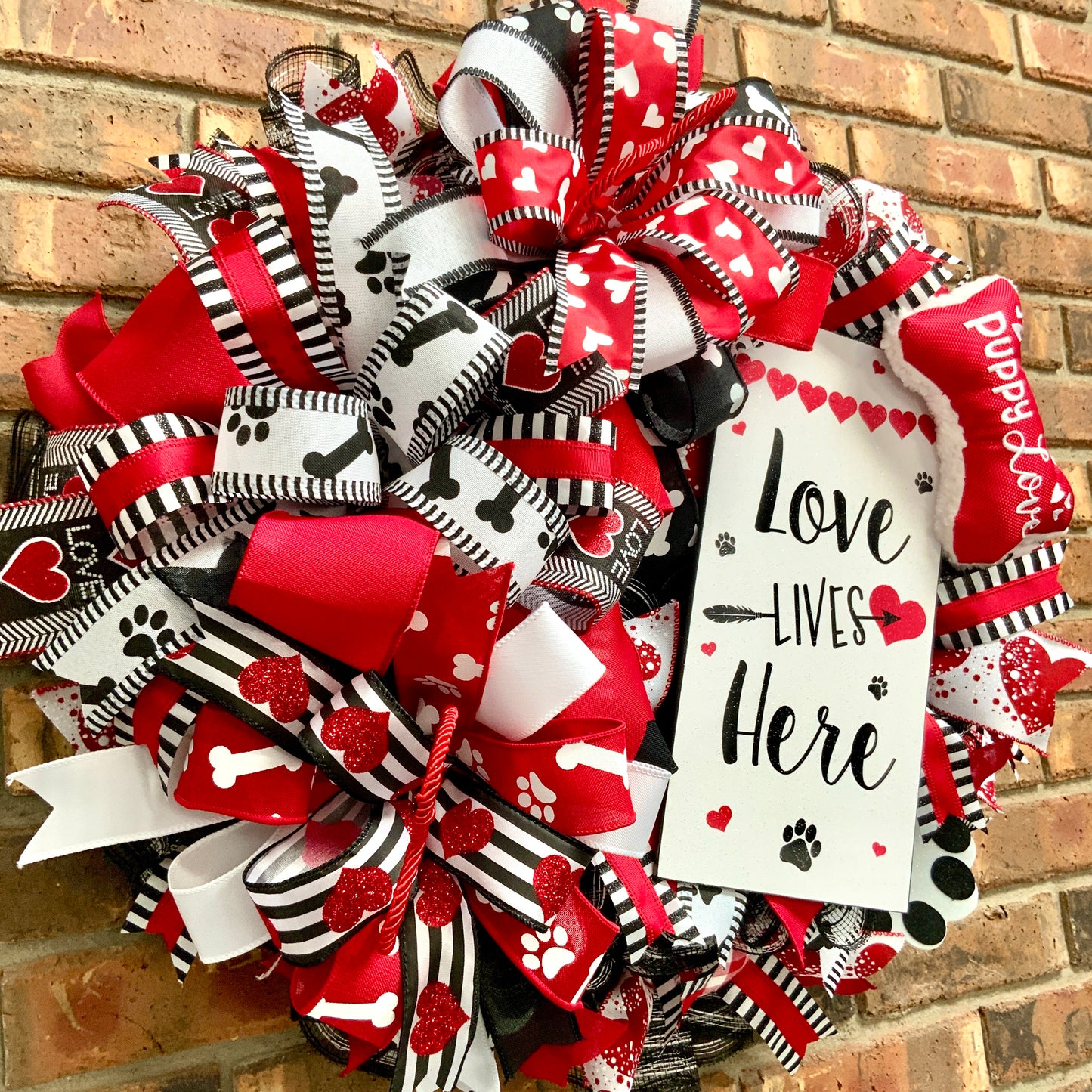 Dog Love Wreath, Dog Wreath, Dog Door Hanger, Valentines Day Dog Wreath, Dog Kisses Wreath, Puppy Love Wreath