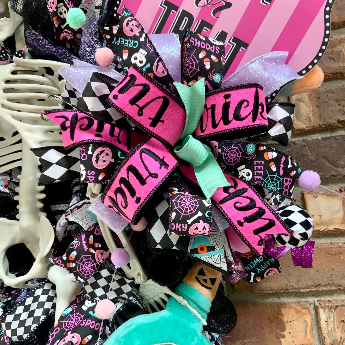 Halloween Pastel Wreath, Skeleton Door Hanger, Trick or Treat Decor, Large Halloween Wreath, Halloween Candy Wreath, Whimsical Halloween Decor, 2025