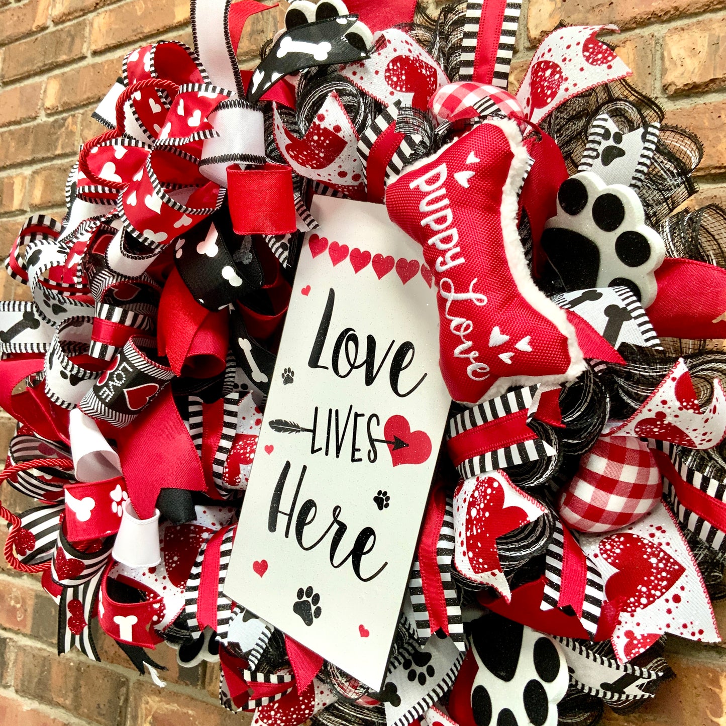 Dog Love Wreath, Dog Wreath, Dog Door Hanger, Valentines Day Dog Wreath, Dog Kisses Wreath, Puppy Love Wreath
