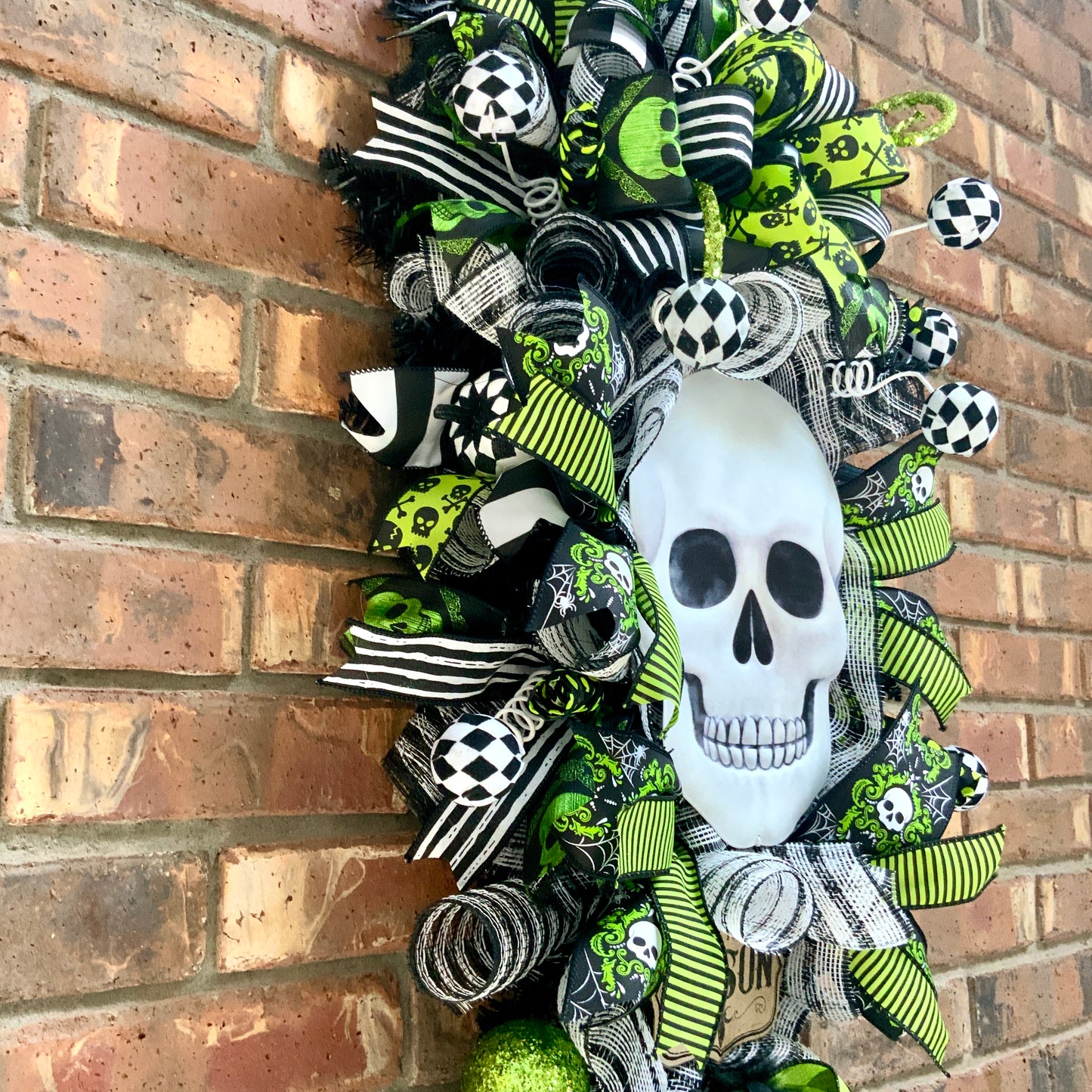 Halloween Swag, Large Halloween Wreath, Halloween Skeleton Door Hanger, Skull Decor, Black Skull Decor, Halloween Poison Decor