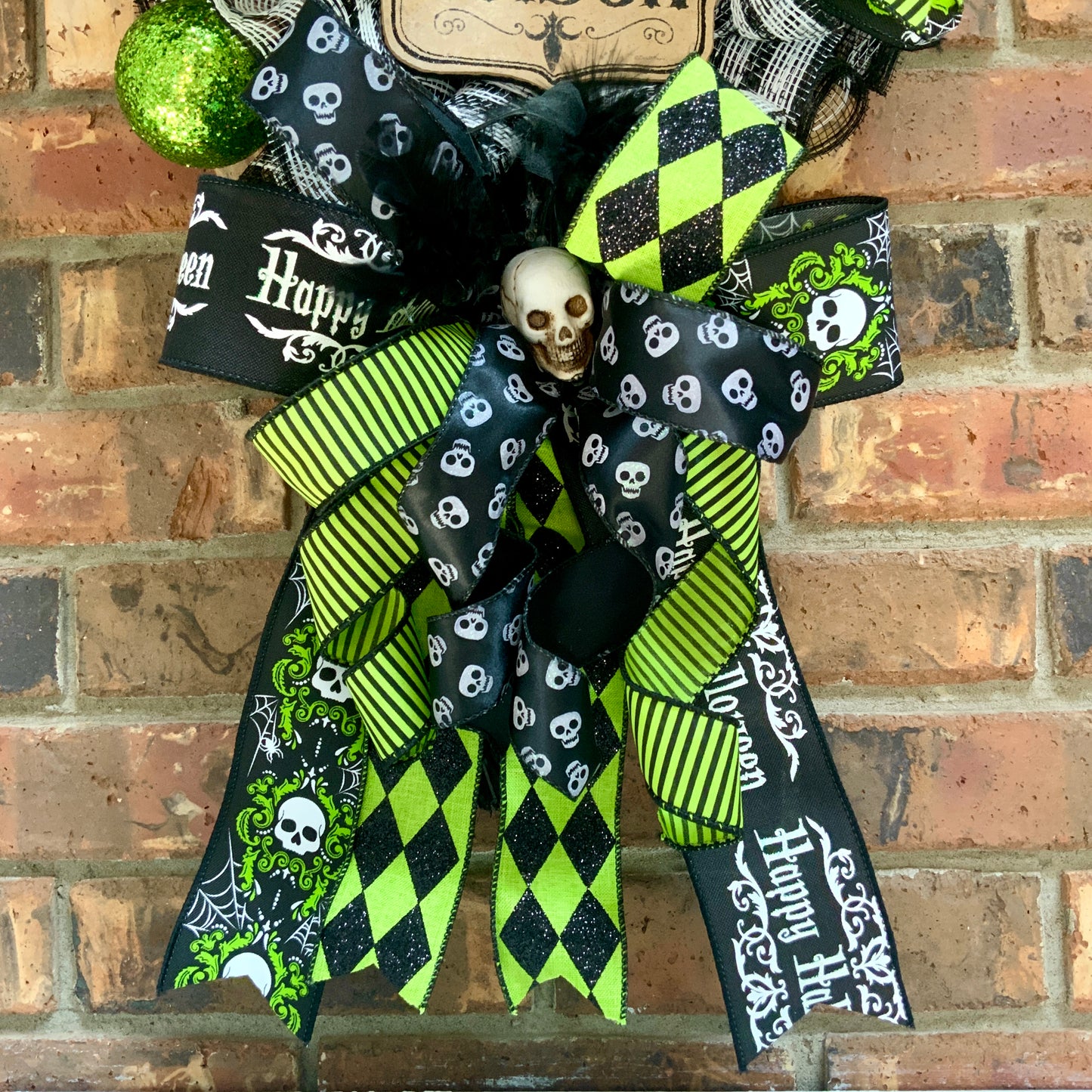 Halloween Swag, Large Halloween Wreath, Halloween Skeleton Door Hanger, Skull Decor, Black Skull Decor, Halloween Poison Decor