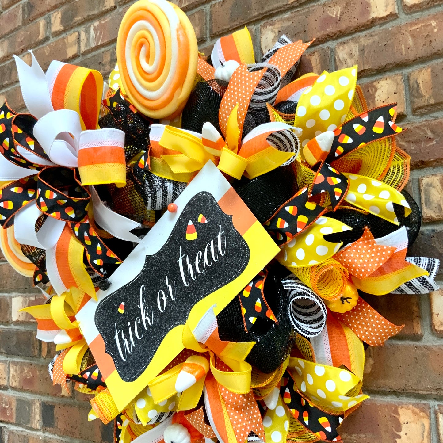 Halloween Trick or Treat Wreath, Halloween Candy Corn Door Hanger, Halloween Wreath for Front Door, Large Halloween Decor