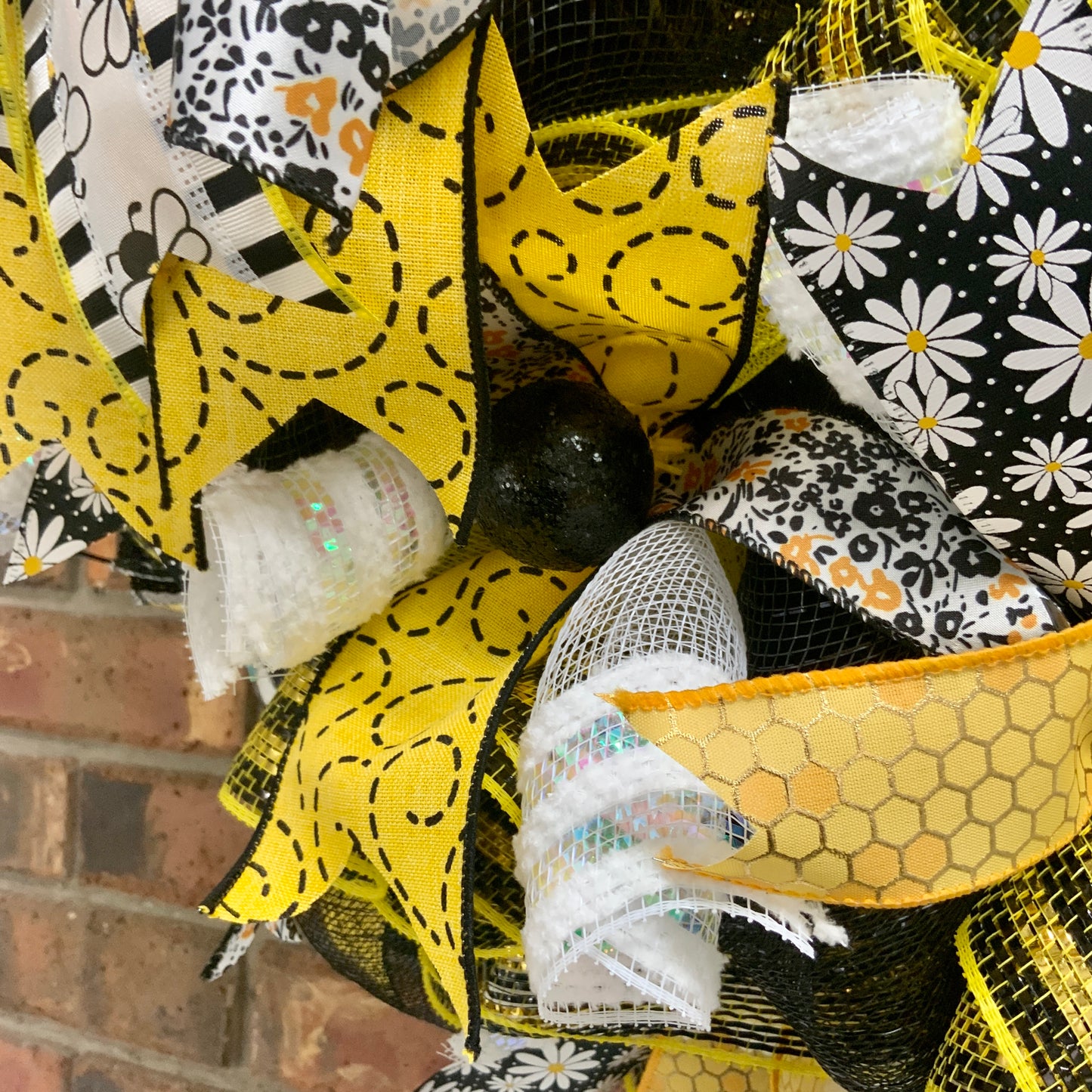 Honey Bear Wreath, Bee Wreath For Front Door, Bear Wreath, Bumble Bee Wreath, Bee Hive Wreath, Spring Bee Wreath, Bee Flower Wreath