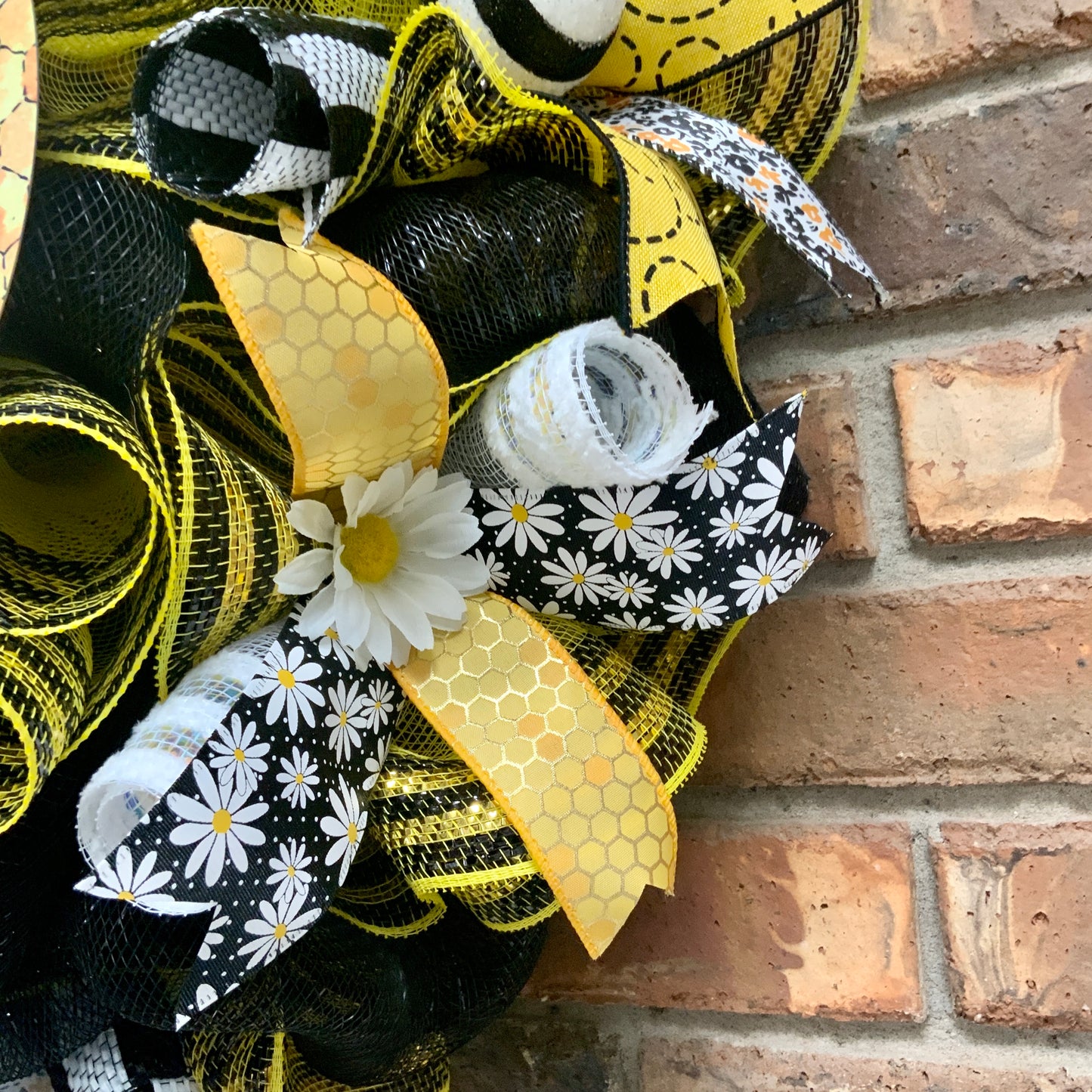 Honey Bear Wreath, Bee Wreath For Front Door, Bear Wreath, Bumble Bee Wreath, Bee Hive Wreath, Spring Bee Wreath, Bee Flower Wreath