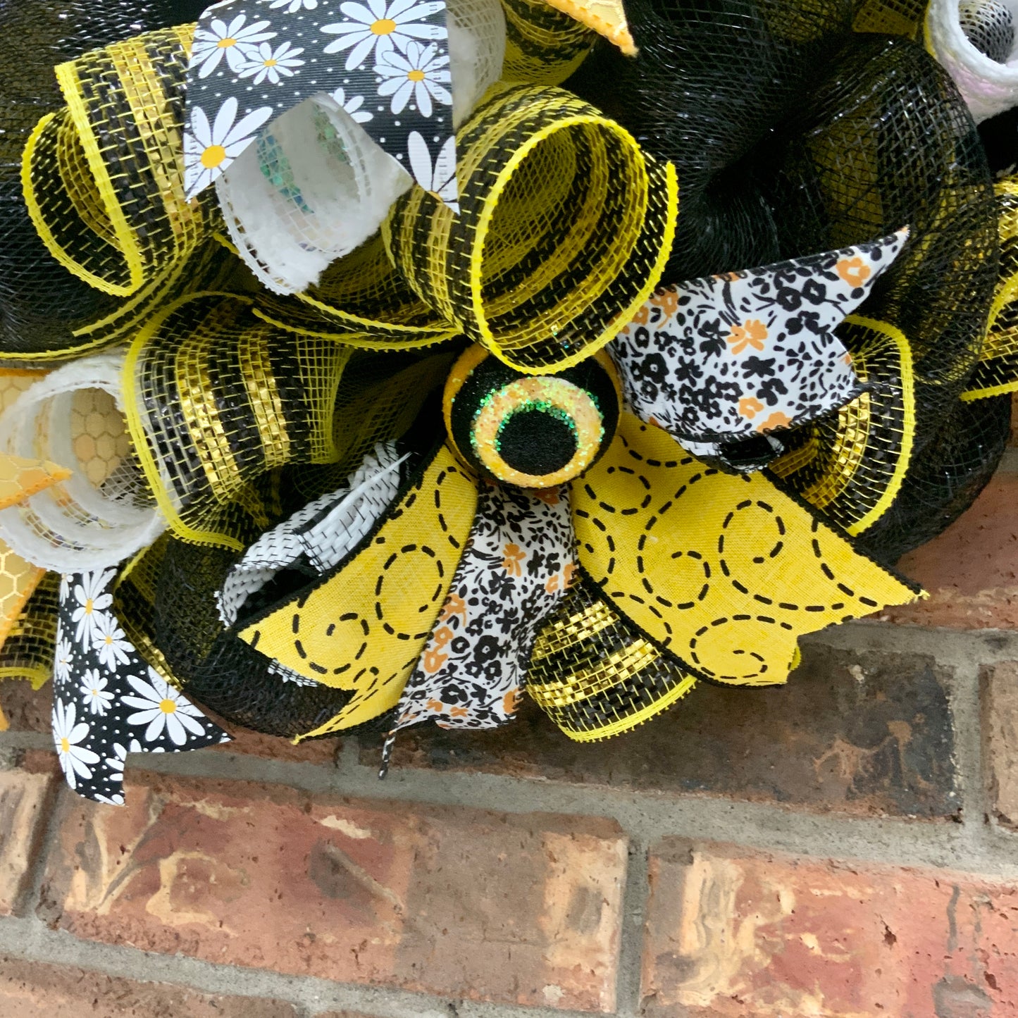 Honey Bear Wreath, Bee Wreath For Front Door, Bear Wreath, Bumble Bee Wreath, Bee Hive Wreath, Spring Bee Wreath, Bee Flower Wreath