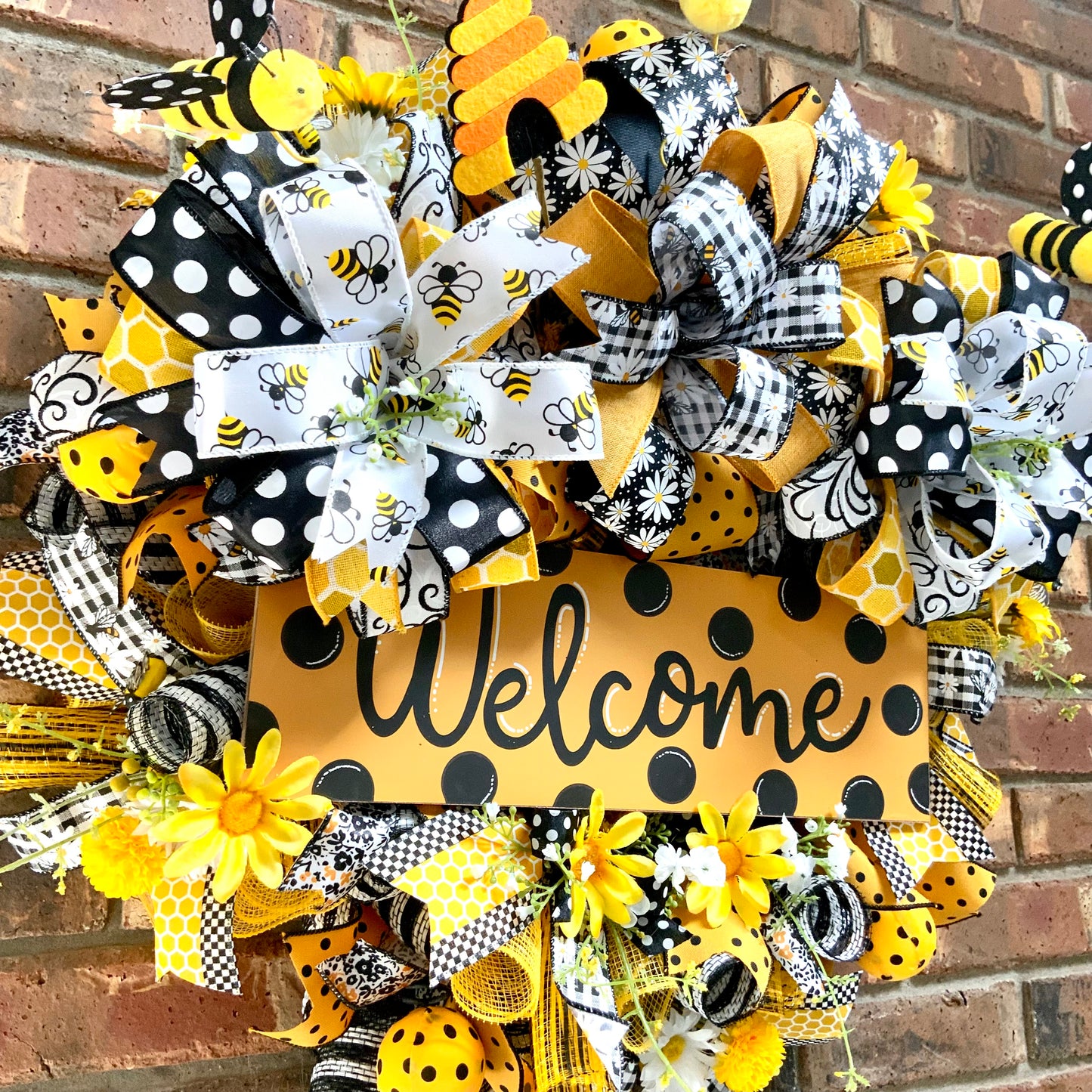 Bumble Bee Wreath For Front Door, Bee Door Hanger, Spring Bumble Bee Decor, Bumble Bee Flower Wreath, 2025