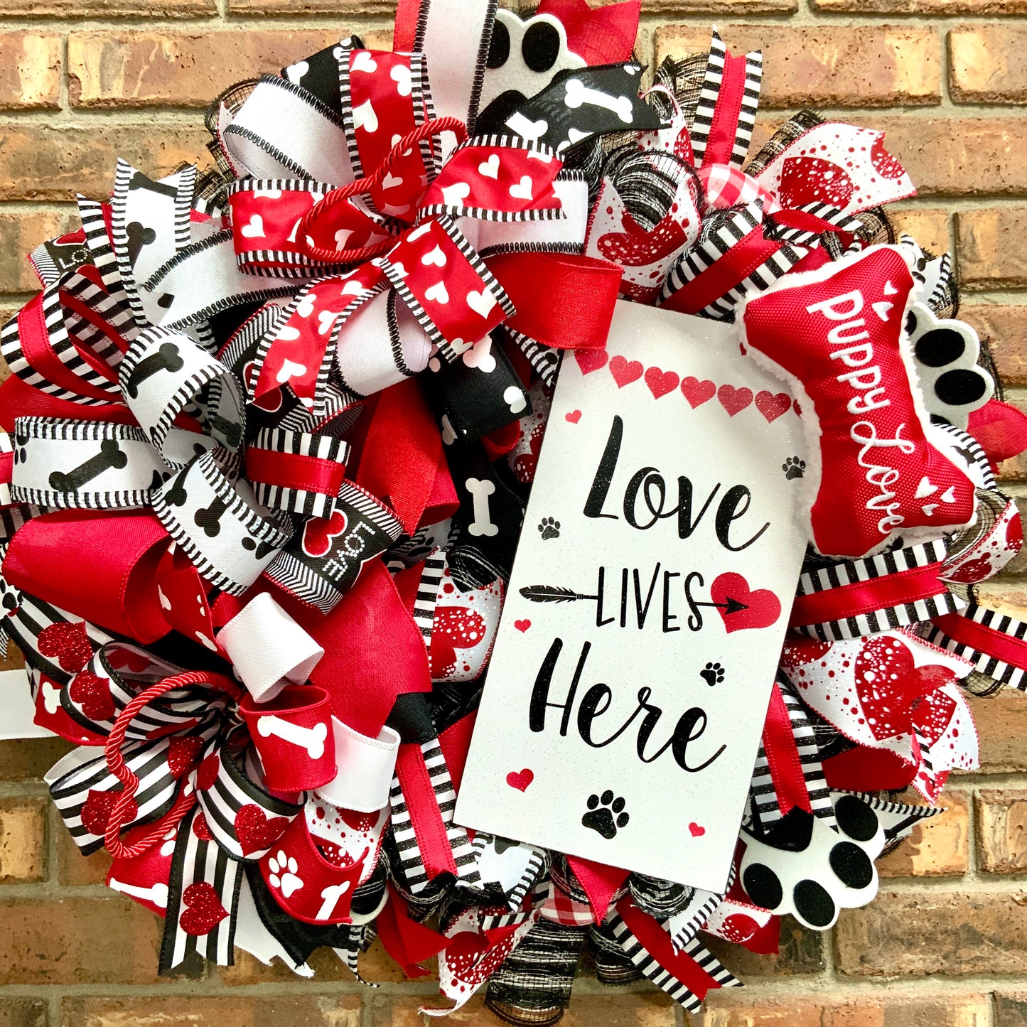 Dog Love Wreath, Dog Wreath, Dog Door Hanger, Valentines Day Dog Wreath, Dog Kisses Wreath, Puppy Love Wreath