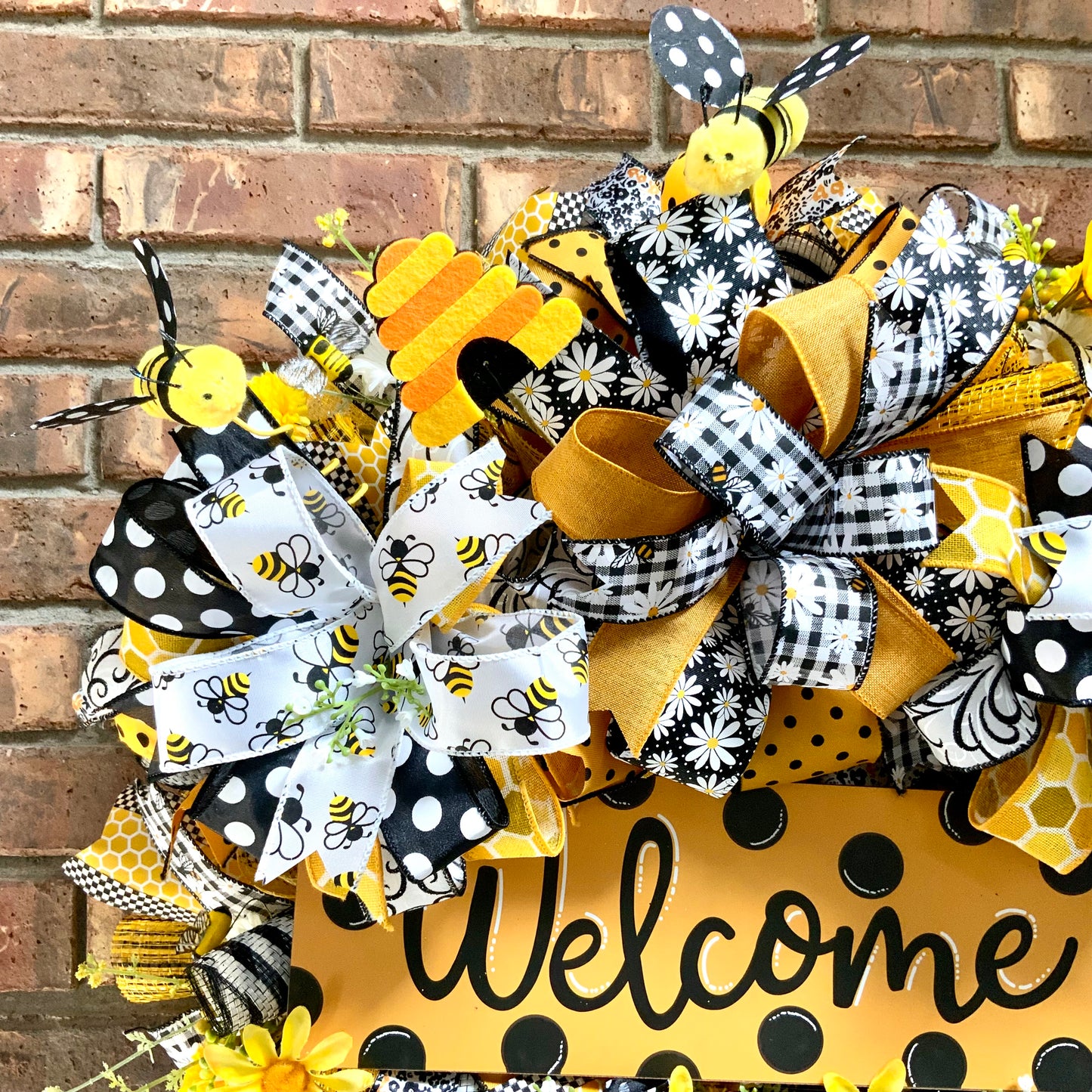 Bumble Bee Wreath For Front Door, Bee Door Hanger, Spring Bumble Bee Decor, Bumble Bee Flower Wreath, 2025