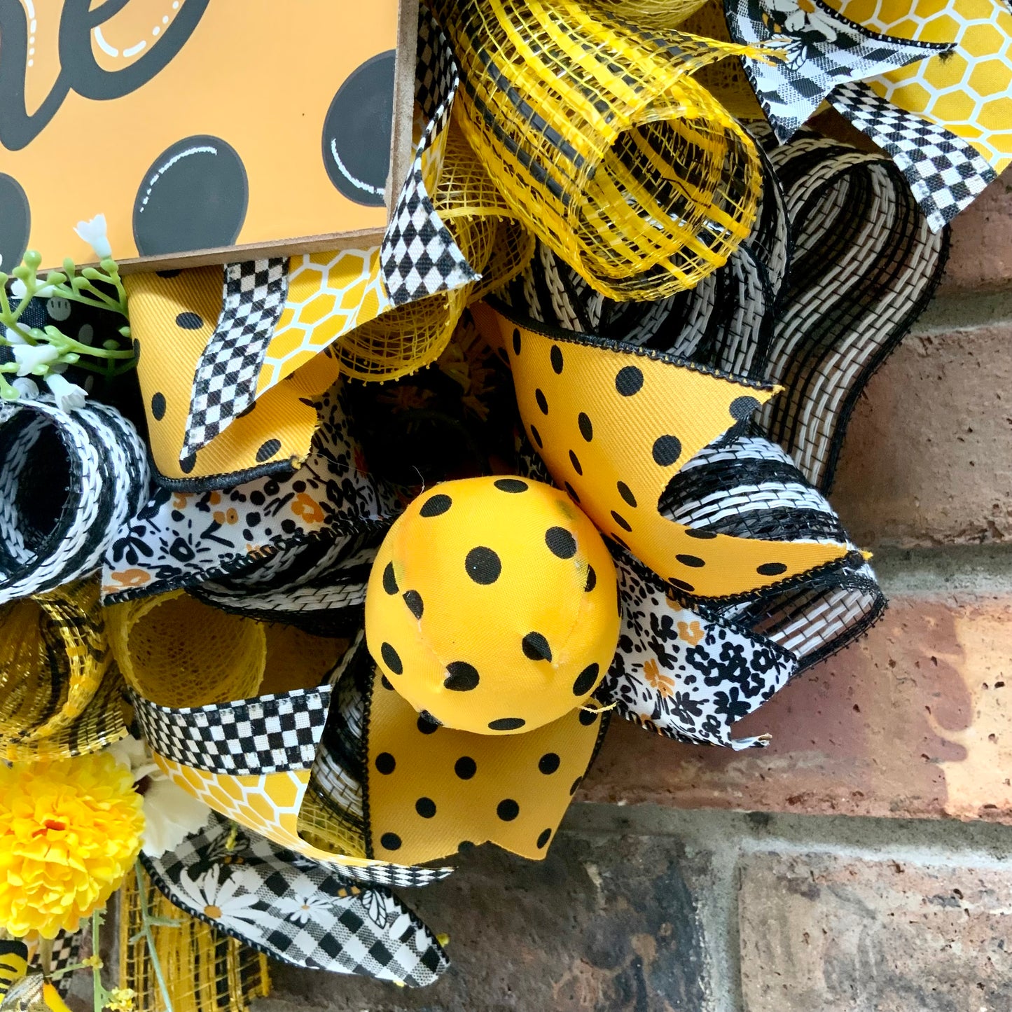 Bumble Bee Wreath For Front Door, Bee Door Hanger, Spring Bumble Bee Decor, Bumble Bee Flower Wreath, 2025
