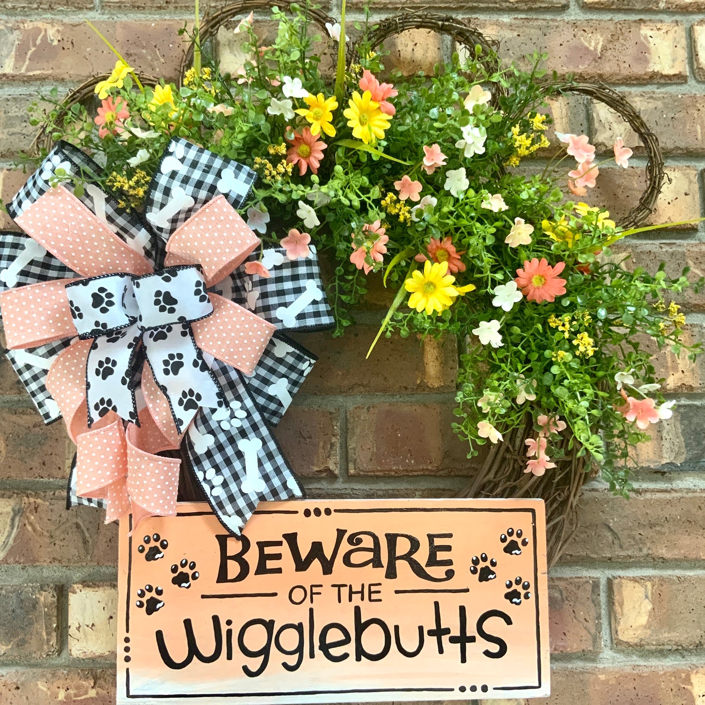 Beware of Wigglebutts Wreath, Dog Paw Print Wreath, Dog Grapevine Wreath, Dog Decor, Dog Owner Gift, Dog Lover Gift