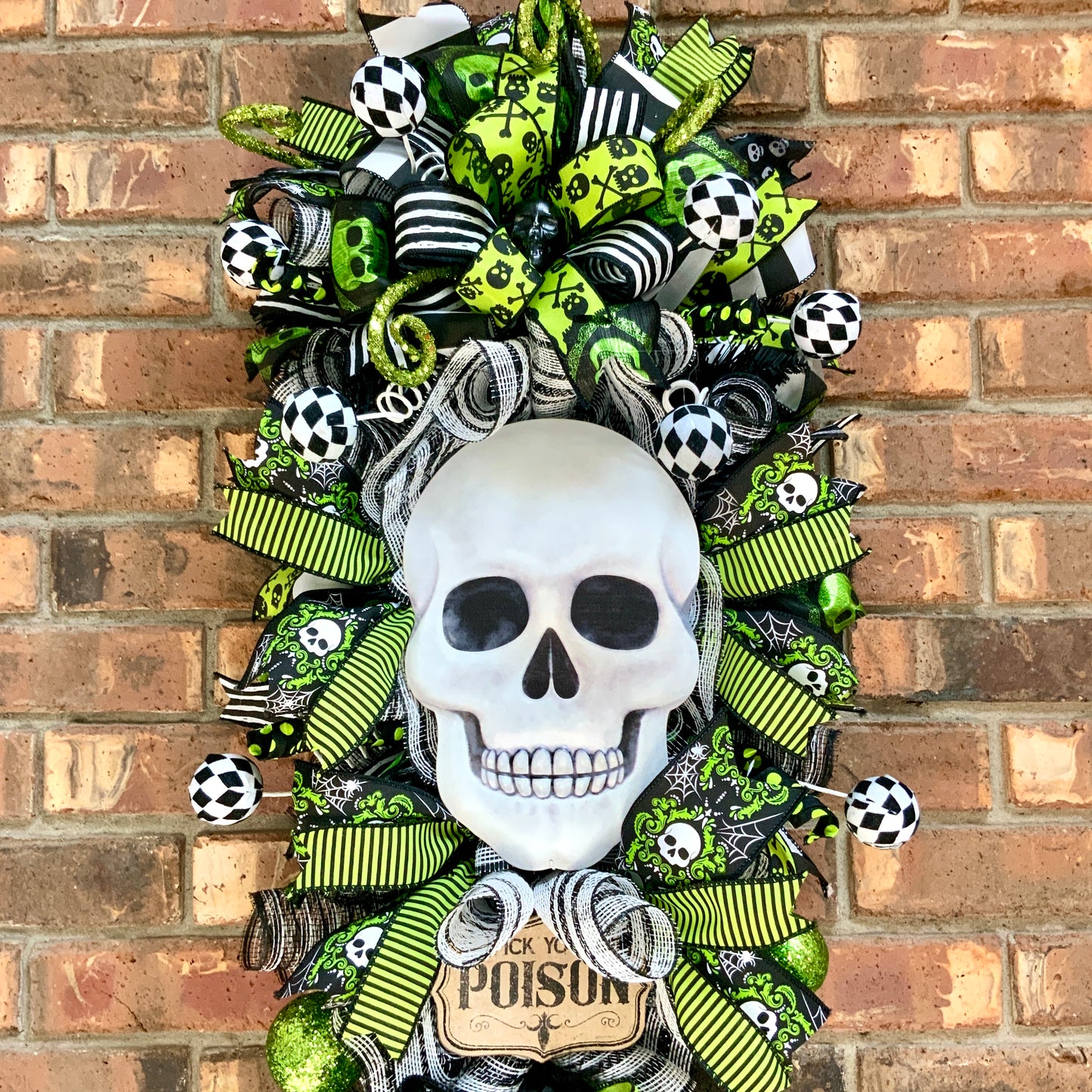 Halloween Swag, Large Halloween Wreath, Halloween Skeleton Door Hanger, Skull Decor, Black Skull Decor, Halloween Poison Decor