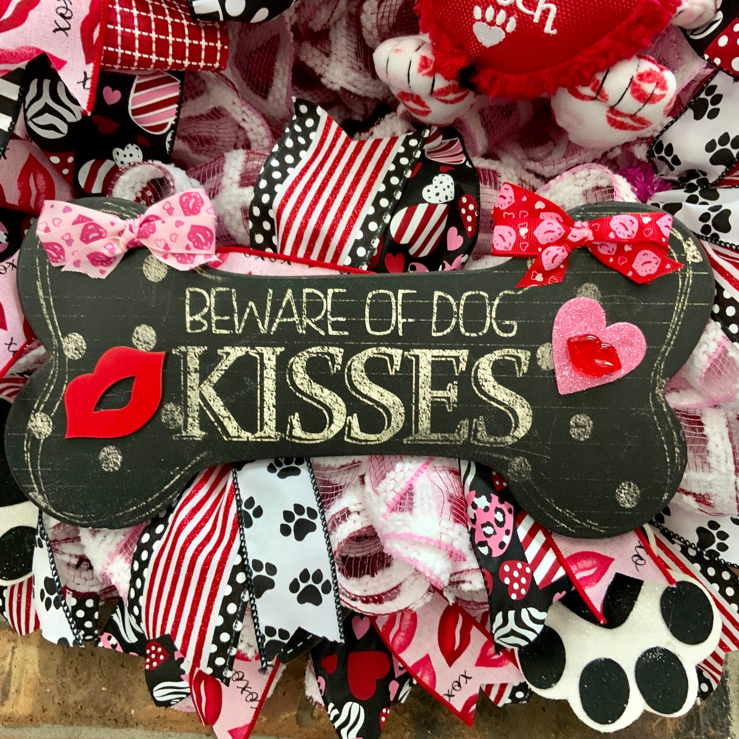 Snoopy Kisses Wreath, Snoopy Wreath, Valentine Snoopy Wreath, Beware of Dog Kisses Wreath, Dog Wreath, Valentine Dog Wreath